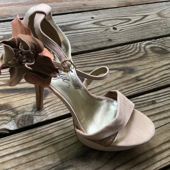 Fergie Corsage Open Toe Strappy Platform Sandal 10 - Picture 2 of 8